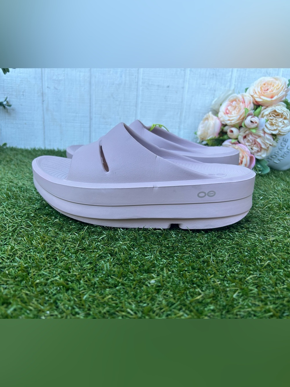 OOFOS
WOMEN OOMEGA OOAHH
SANDAL STARDUST
size 7 gently used - Picture 12 of 16